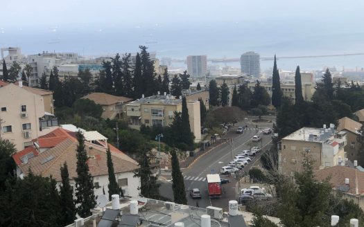 ברחוב הנרייטה סולד הוותיק, דירה עליונה 3 חדרים מרווחת וגדולה מעט מדרגות