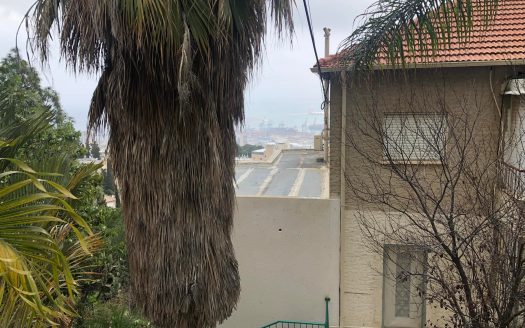 ברחוב הנרייטה סולד הוותיק, דירה עליונה 3 חדרים מרווחת וגדולה מעט מדרגות