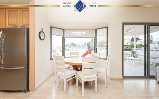 ברמת גולדה שווה לראות!!! 5 חדרים יפיפיה ומרווחת פונה לנוף מערבי WOW כניסה נפרדת וחניה מקורה