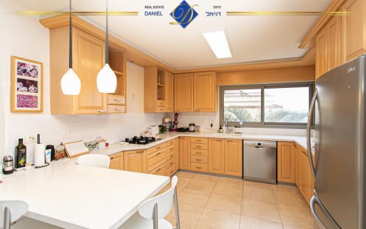 ברמת גולדה שווה לראות!!! 5 חדרים יפיפיה ומרווחת פונה לנוף מערבי WOW כניסה נפרדת וחניה מקורה