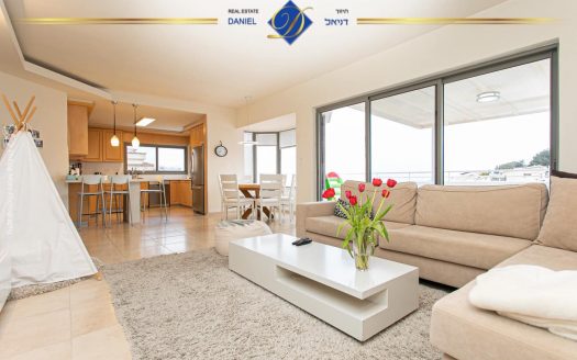 ברמת גולדה שווה לראות!!! 5 חדרים יפיפיה ומרווחת פונה לנוף מערבי WOW כניסה נפרדת וחניה מקורה