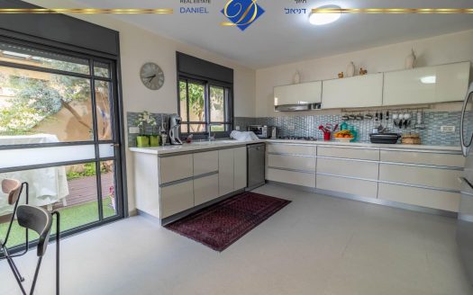 בדניה ב' דו- משפחתי ברמת בניה איכותית גינה ומרפסת לנוף ים, ומפלס נוסף של 150 מ"ר