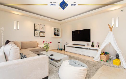 ברמת גולדה שווה לראות!!! 5 חדרים יפיפיה ומרווחת פונה לנוף מערבי WOW כניסה נפרדת וחניה מקורה