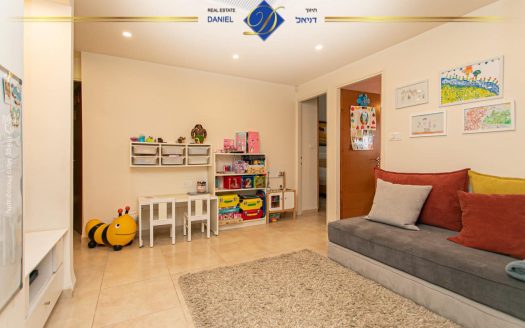 ברמת גולדה שווה לראות!!! 5 חדרים יפיפיה ומרווחת פונה לנוף מערבי WOW כניסה נפרדת וחניה מקורה