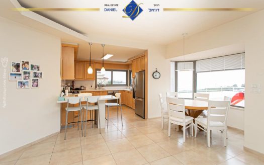 ברמת גולדה שווה לראות!!! 5 חדרים יפיפיה ומרווחת פונה לנוף מערבי WOW כניסה נפרדת וחניה מקורה