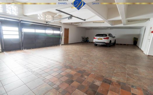 בדניה ב' דו- משפחתי ברמת בניה איכותית גינה ומרפסת לנוף ים, ומפלס נוסף של 150 מ"ר