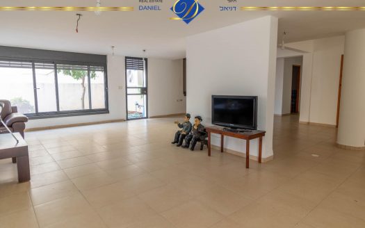 בדניה ב' דו- משפחתי ברמת בניה איכותית גינה ומרפסת לנוף ים, ומפלס נוסף של 150 מ"ר