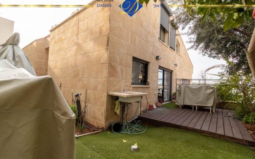 בדניה ב' דו- משפחתי ברמת בניה איכותית גינה ומרפסת לנוף ים, ומפלס נוסף של 150 מ"ר