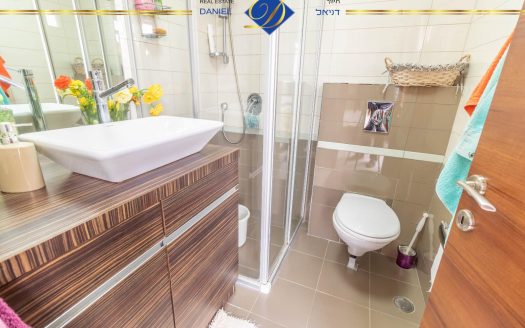 בדניה ב' דו- משפחתי ברמת בניה איכותית גינה ומרפסת לנוף ים, ומפלס נוסף של 150 מ"ר