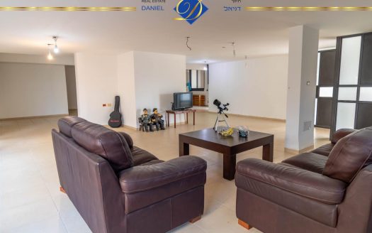 בדניה ב' דו- משפחתי ברמת בניה איכותית גינה ומרפסת לנוף ים, ומפלס נוסף של 150 מ"ר