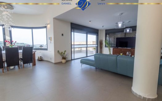 בדניה ב' דו- משפחתי ברמת בניה איכותית גינה ומרפסת לנוף ים, ומפלס נוסף של 150 מ"ר