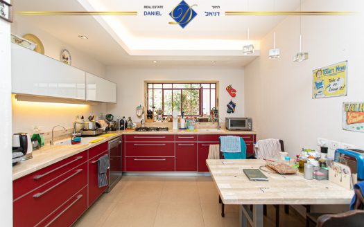 בגבעת דאונס ייחודית + נוף מערבי במפלס אחד