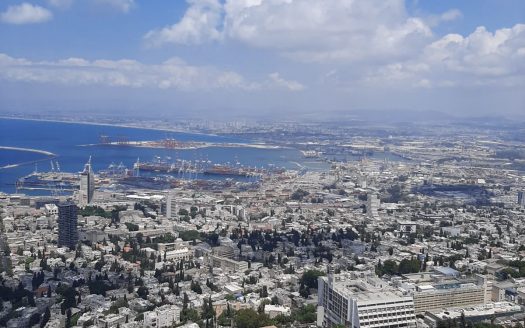 במרכז הכרמל דירה למכירה עם נוף, מעלית וחניה*