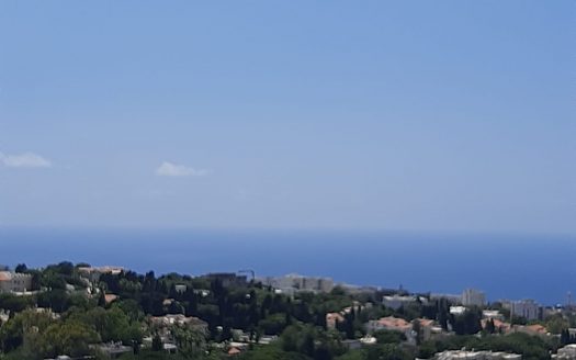 במרכז הכרמל דירה למכירה עם נוף, מעלית וחניה*