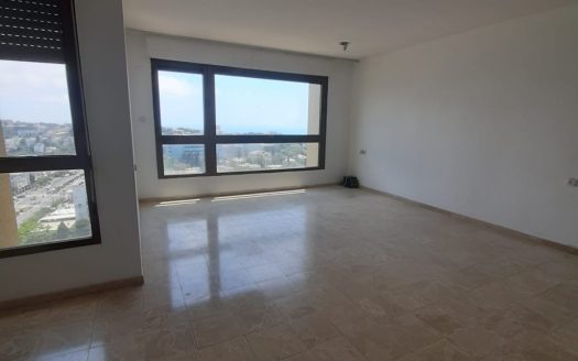 במרכז הכרמל דירה למכירה עם נוף, מעלית וחניה*