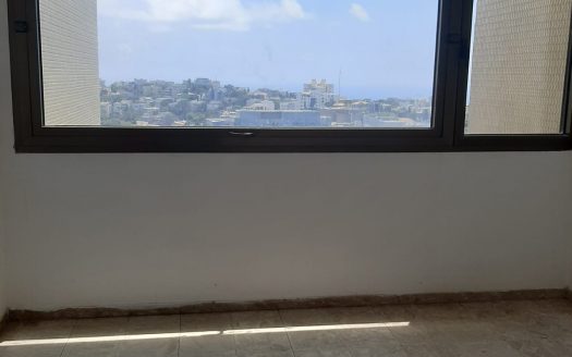 במרכז הכרמל דירה למכירה עם נוף, מעלית וחניה*