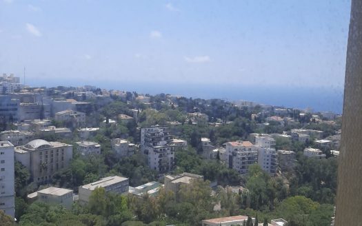 במרכז הכרמל דירה למכירה עם נוף, מעלית וחניה*