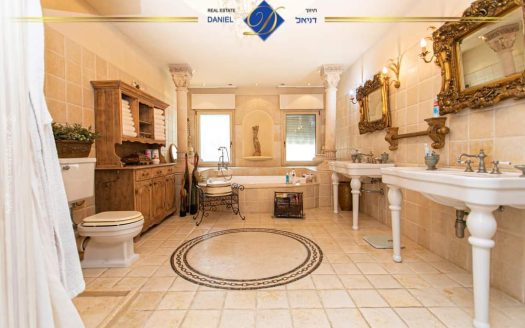 וילה מפוארת בדניה. אדריכלות אותנטית