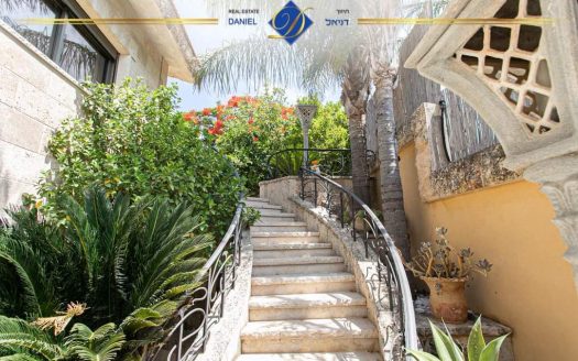 וילה מפוארת בדניה. אדריכלות אותנטית