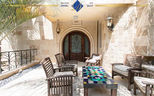 וילה מפוארת בדניה. אדריכלות אותנטית