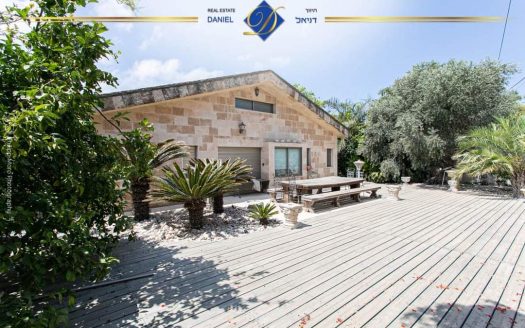 וילה מפוארת בדניה. אדריכלות אותנטית