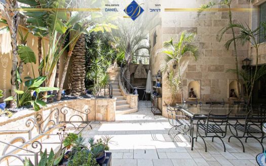 וילה מפוארת בדניה. אדריכלות אותנטית