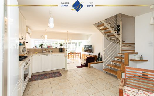 דירה משופצת עם יחידה בסביוני דניה