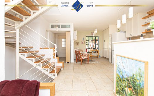 דירה משופצת עם יחידה בסביוני דניה