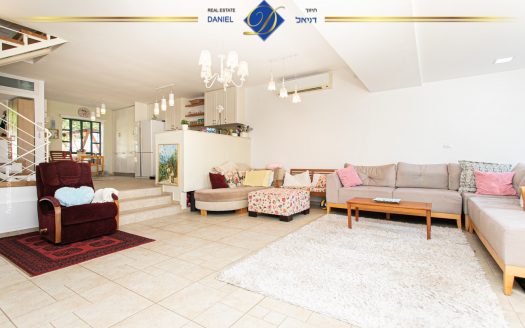 דירה משופצת עם יחידה בסביוני דניה