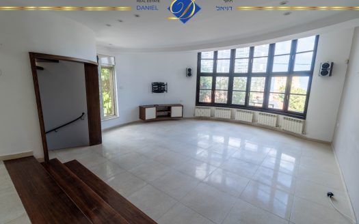 דו-משפחתי בסביוני דניה